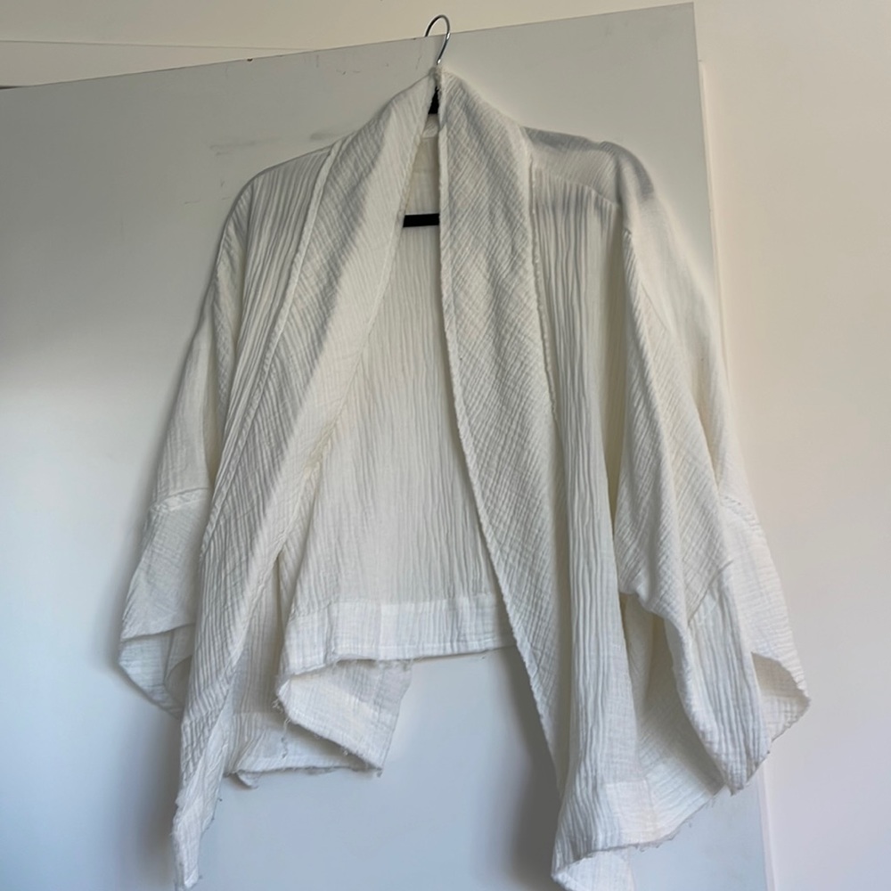Waffled fabric white bell sleeve blazer